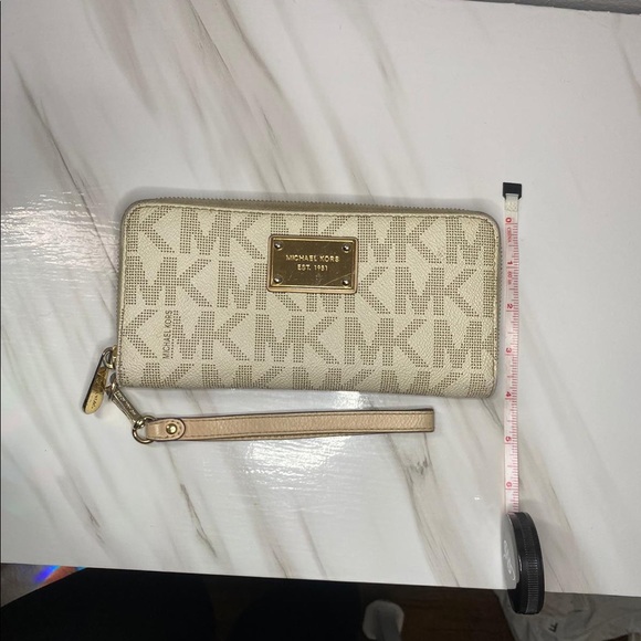 Michael Kors Wallet - Picture 6 of 9